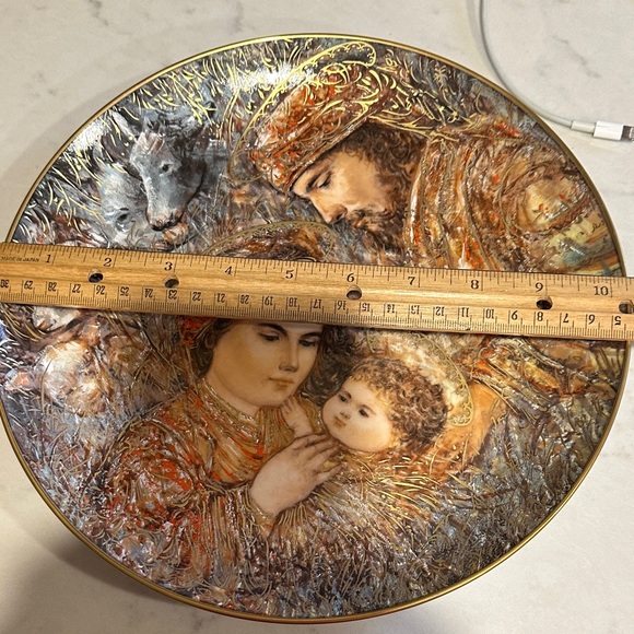 Edna Hibel "The Nativity" Plate 1990 Christmas Collector Plate - Picture 9 of 9